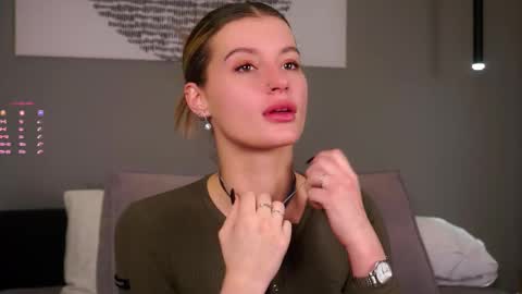 Kelly online show from December 1, 1:27 pm