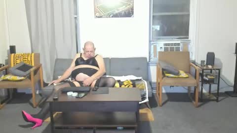 Snapshot of gregkuitch chatting on November 18, 12:27 am gregkuitch online show from November 18, 12:27 am