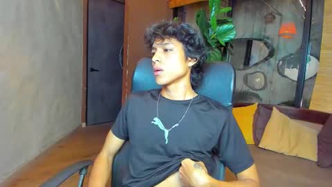 Snapshot of griffindaxz18 chatting on December 3, 10:41 pm griffindaxz18 online show from December 3, 10:41 pm