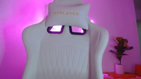 Snapshot of groovynights chatting on February 10, 6:42 am daphne online show from February 10, 6:42 am