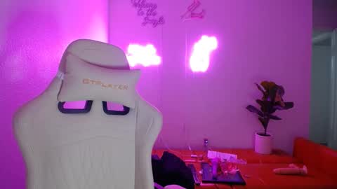 Snapshot of groovynights chatting on March 9, 2:29 am daphne online show from March 9, 2:29 am