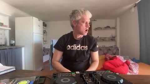 guardiannif_ online show from February 25, 12:04 pm