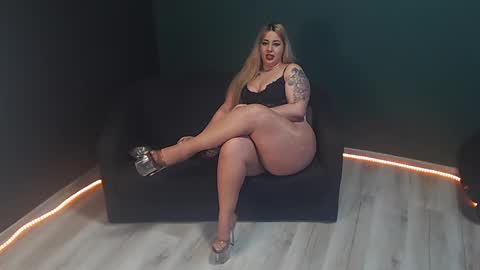 Snapshot of guess__whoo chatting on February 23, 3:40 pm guess__whoo online show from February 23, 3:40 pm