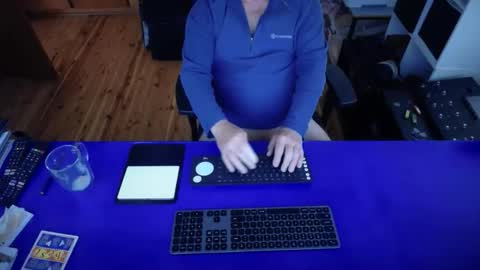 guesswhatigot2 online show from September 27, 1:43 am