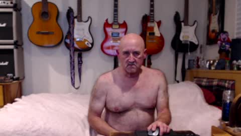 Snapshot of guitarsexgod chatting on January 21, 8:41 am Mario online show from January 21, 8:41 am