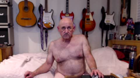 Snapshot of guitarsexgod chatting on January 21, 11:46 am Mario online show from January 21, 11:46 am