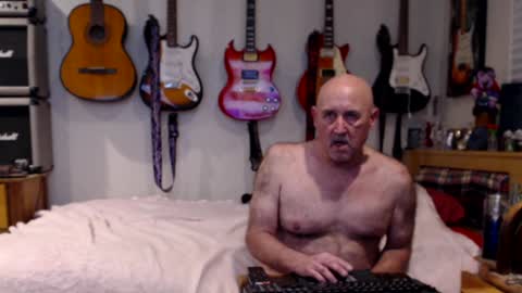 Snapshot of guitarsexgod chatting on January 22, 2:59 am Mario online show from January 22, 2:59 am