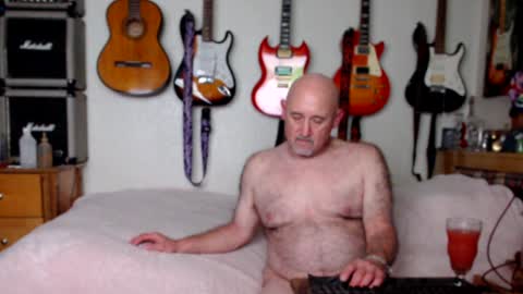 Snapshot of guitarsexgod chatting on January 25, 10:51 am Mario online show from January 25, 10:51 am