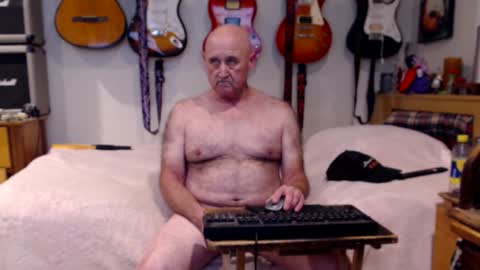 Snapshot of guitarsexgod chatting on February 4, 6:25 am Mario online show from February 4, 6:25 am