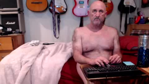 Snapshot of guitarsexgod chatting on February 12, 11:29 am Mario online show from February 12, 11:29 am