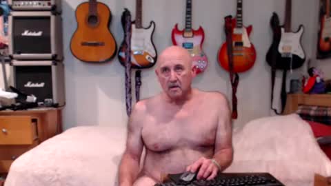 Snapshot of guitarsexgod chatting on February 12, 8:40 pm Mario online show from February 12, 8:40 pm