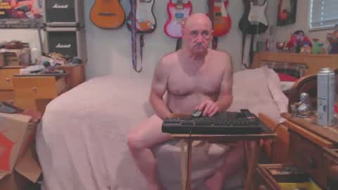 Snapshot of guitarsexgod chatting on February 17, 12:10 am Mario online show from February 17, 12:10 am