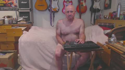 Snapshot of guitarsexgod chatting on February 18, 3:42 am Mario online show from February 18, 3:42 am