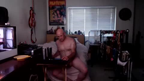 Snapshot of guitarsexgod chatting on October 12, 12:42 am Mario online show from October 12, 12:42 am