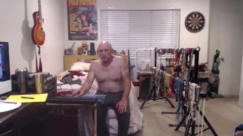 Snapshot of guitarsexgod chatting on October 19, 3:51 am Mario online show from October 19, 3:51 am
