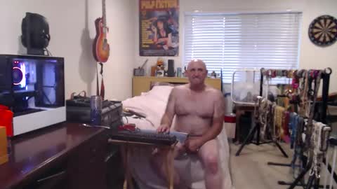 Snapshot of guitarsexgod chatting on October 19, 3:56 pm Mario online show from October 19, 3:56 pm