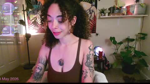 Snapshot of gunzinrose chatting on May 10, 3:23 am Kylie online show from May 10, 3:23 am