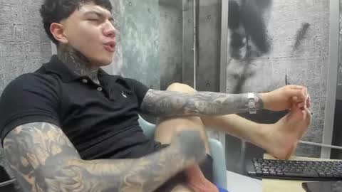 Snapshot of gury_tattoo chatting on May 21, 7:32 pm Gury online show from May 21, 7:32 pm