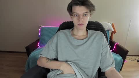 Snapshot of guy_liam1 chatting on December 4, 8:23 am guy_liam1 online show from December 4, 8:23 am