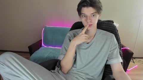 Snapshot of guy_liam1 chatting on December 5, 8:22 am guy_liam1 online show from December 5, 8:22 am