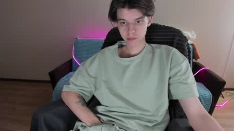 Snapshot of guy_liam1 chatting on December 23, 1:24 pm guy_liam1 online show from December 23, 1:24 pm
