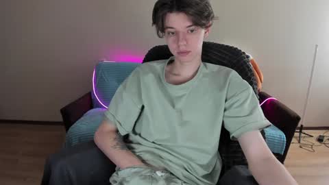 Snapshot of guy_liam1 chatting on January 9, 8:13 am guy_liam1 online show from January 9, 8:13 am