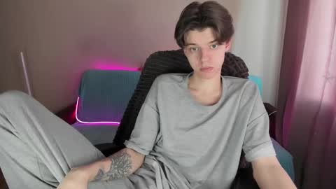Snapshot of guy_liam1 chatting on March 9, 1:37 pm guy_liam1 online show from March 9, 1:37 pm