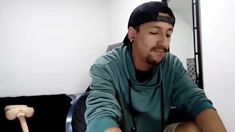 Snapshot of guykarim chatting on December 21, 9:01 am karim online show from December 21, 9:01 am