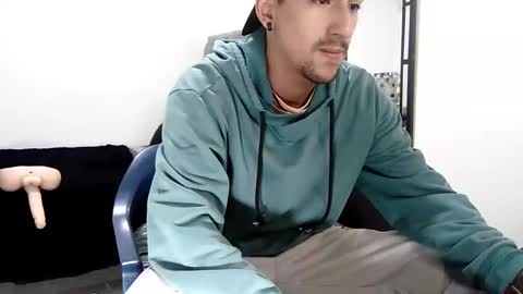 Snapshot of guykarim chatting on December 22, 7:11 am karim online show from December 22, 7:11 am