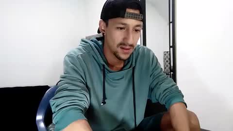 Snapshot of guykarim chatting on December 24, 8:33 am karim online show from December 24, 8:33 am