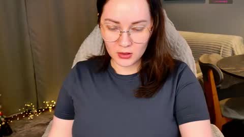 Snapshot of gwen_lady chatting on December 18, 5:52 pm Sweety Kitty online show from December 18, 5:52 pm