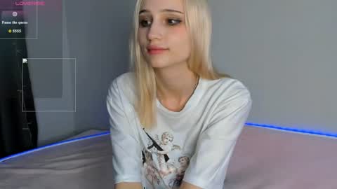 Snapshot of gwencase chatting on June 18, 7:40 pm Gwan online show from June 18, 7:40 pm