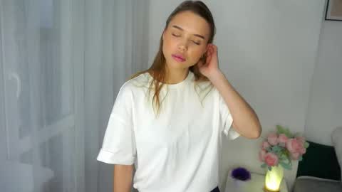 Snapshot of gwendacaloca chatting on December 17, 7:14 am Kira online show from December 17, 7:14 am