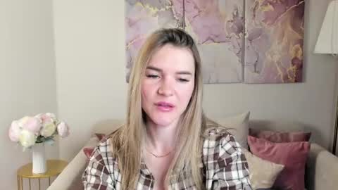 Snapshot of gwensmitt chatting on June 22, 9:56 pm gwensmitt online show from June 22, 9:56 pm