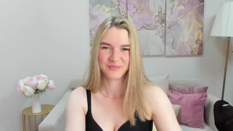 Snapshot of gwensmitt chatting on July 9, 9:41 pm gwensmitt online show from July 9, 9:41 pm