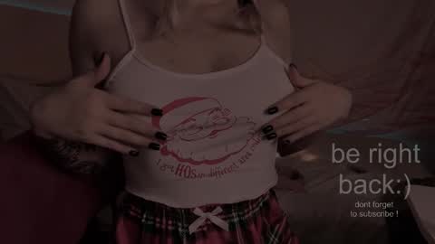 Snapshot of h2h0e chatting on December 20, 9:44 pm Lana online show from December 20, 9:44 pm