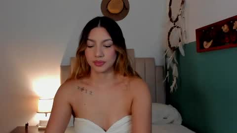 Snapshot of h3y_mia3 chatting on May 25, 3:23 am Paulina online show from May 25, 3:23 am