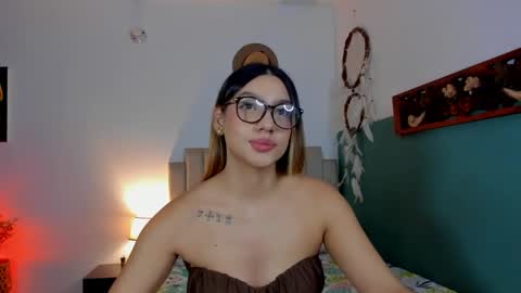 Snapshot of h3y_mia3 chatting on June 6, 4:17 am Paulina online show from June 6, 4:17 am