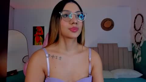 Snapshot of h3y_mia3 chatting on August 4, 2:59 am Paulina online show from August 4, 2:59 am