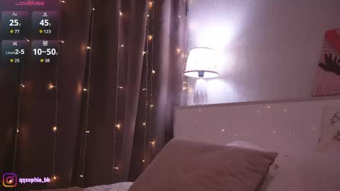 Snapshot of hadleynichols chatting on May 21, 1:23 am Hi Im Rebecca Glad to see you in my room PVT is open online show from May 21, 1:23 am