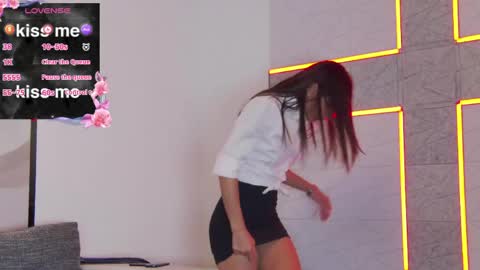 HaileyPeach online show from May 3, 5:30 pm