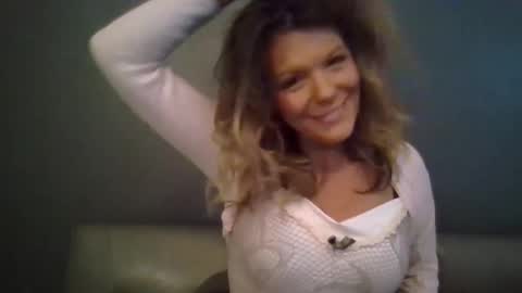 Snapshot of haileys123 chatting on December 19, 9:33 pm Hailey online show from December 19, 9:33 pm