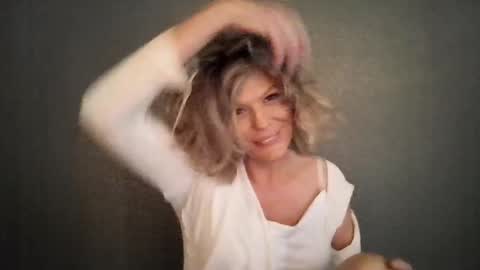 Snapshot of haileys123 chatting on February 12, 7:42 pm Hailey online show from February 12, 7:42 pm