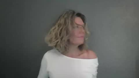 Snapshot of haileys123 chatting on April 1, 5:21 pm Hailey online show from April 1, 5:21 pm