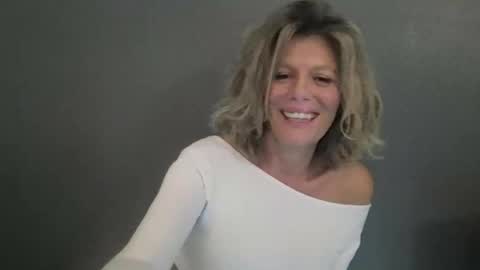 Snapshot of haileys123 chatting on April 22, 6:42 pm Hailey online show from April 22, 6:42 pm