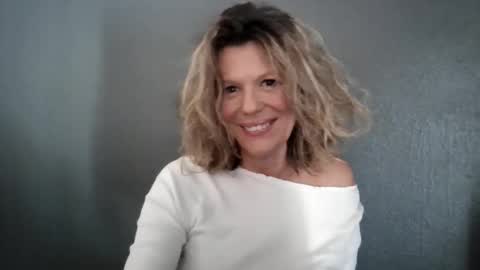 Snapshot of haileys123 chatting on June 10, 6:29 pm Hailey online show from June 10, 6:29 pm