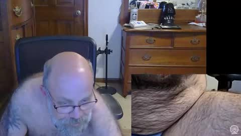 Snapshot of hairydaddybear69 chatting on September 18, 10:23 pm HairyDaddyBear69 online show from September 18, 10:23 pm