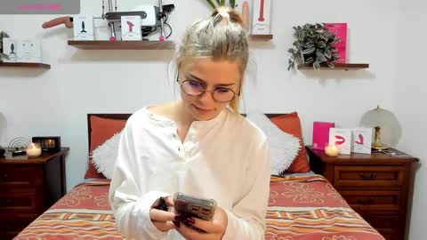 Snapshot of haleyreedme chatting on October 5, 9:40 am Haley online show from October 5, 9:40 am
