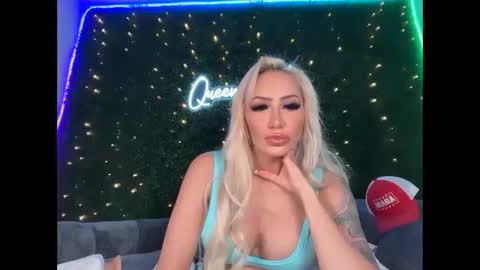 Snapshot of haliaxhill chatting on April 16, 8:42 pm Halia Hill online show from April 16, 8:42 pm