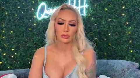 Snapshot of haliaxhill chatting on April 17, 9:40 pm Halia Hill online show from April 17, 9:40 pm